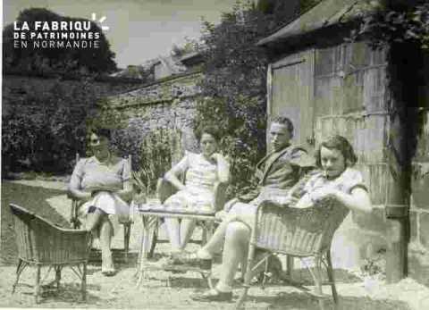 petit groupe assis dans un jardin